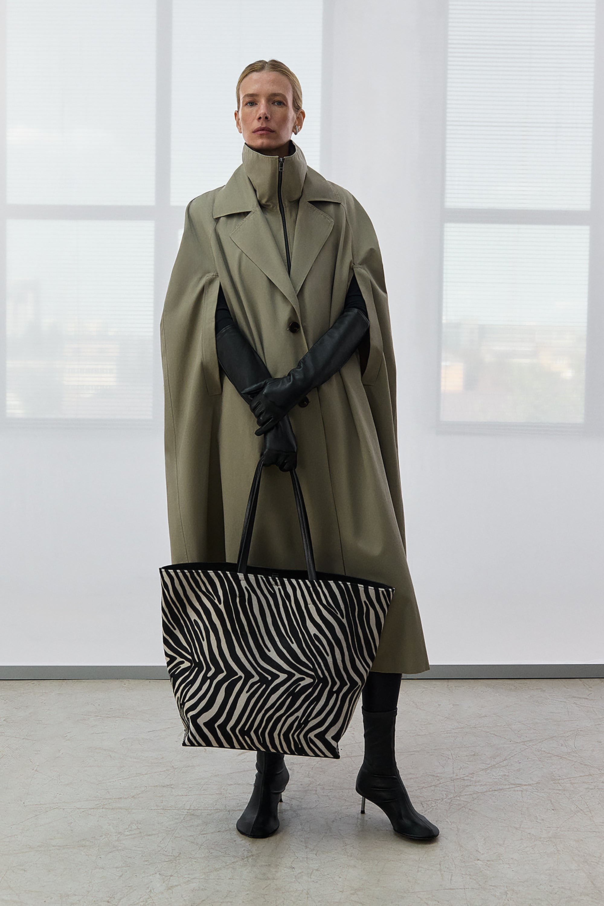 ТРЕНЧ-КЕЙП АСТЕР ПЕРЛИННО-ОЛИВКОВИЙ(FW26.1.9)